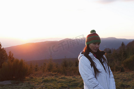 日落时分西班牙加泰罗尼亚巴塞罗那蒙特塞尼山顶上的女人