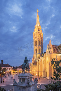 文化理念摄影照片_匈牙利布达佩斯黄昏圣斯蒂芬和马蒂亚斯教堂雕像