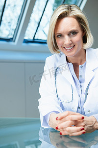 微笑的医生坐在办公桌前