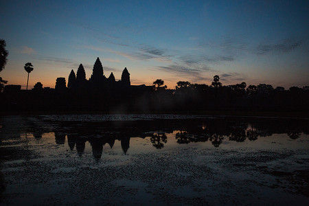 历史建筑轮廓摄影照片_东南亚柬埔寨暹粒吴哥窟的日出