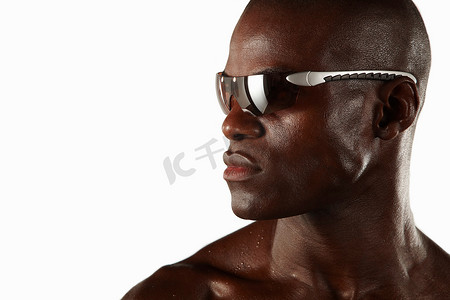汗流浃背摄影照片_戴着墨镜的汗流浃背的运动员