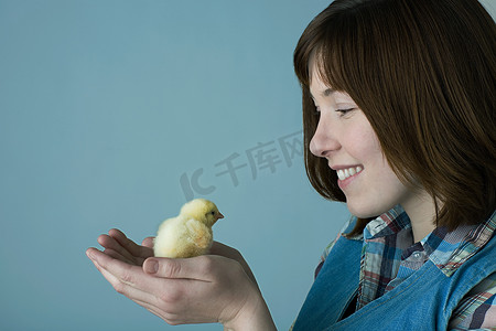 抱着一只小鸡的女人