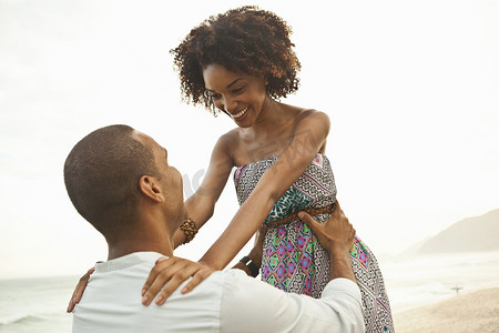 中年男子在海滩上举起女友巴西里约热内卢