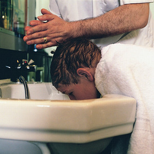 理发师给男孩们洗头发