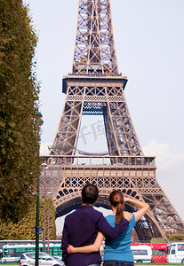 夫妇看巴黎埃菲尔铁塔