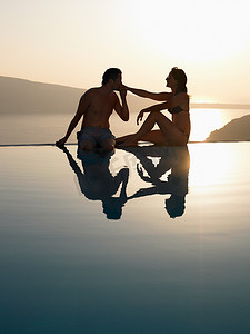 家庭温泉摄影照片_一对坐在泳池边的情侣