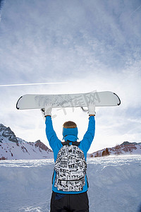 男子手持滑雪板