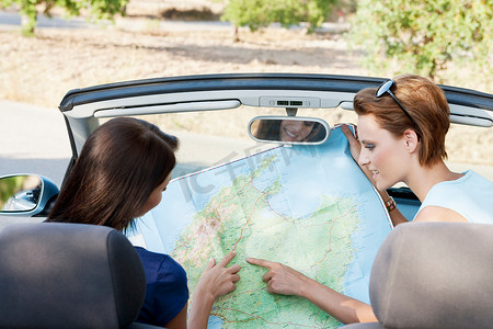 两个女人在车里看地图