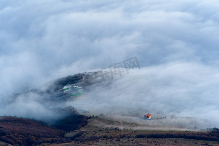 乌克兰克里米亚南德梅尔吉山卢卡什蒂耶村驱散山雾的景象