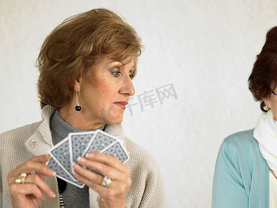两名高级成年女子打牌