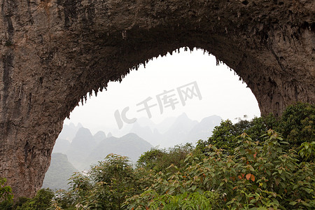 传统中国山水摄影照片_中国广西阳朔月亮山