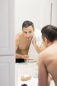 中年男子照镜子把剃须膏涂在脸上后视线