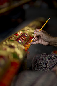 贵金属摄影照片_手绘手雕装饰用于印度尼西亚巴厘岛乌布附近的寺庙