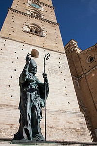 ai低保真界面摄影照片_意大利阿布鲁佐基埃蒂的雕像和教堂塔楼