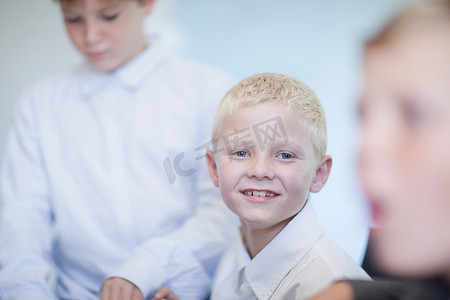 商务的男孩摄影照片_在办公桌前玩生意人游戏的男孩