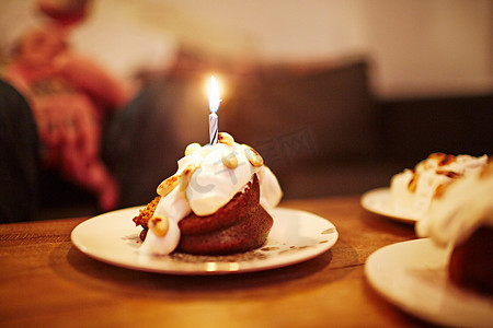 家庭餐摄影照片_带生日蜡烛的甜点