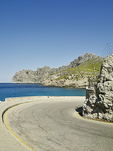 西班牙马略卡岛海岸边的公路