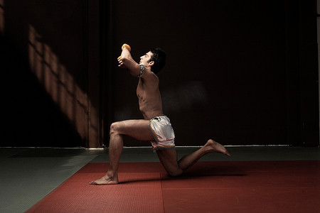搏击训练摄影照片_拳击手跪在垫子上