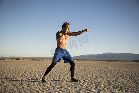 男子跆拳道训练在干燥的湖床上拳击美国加利福尼亚州海市蜃楼