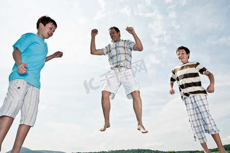父亲和两个儿子跳跃