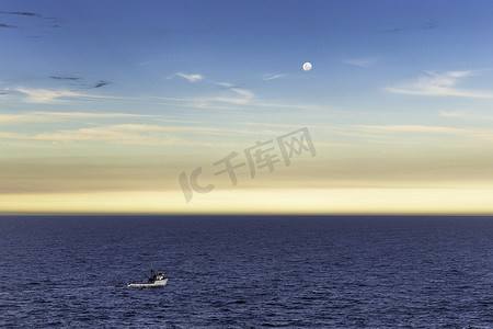 暮暮摄影照片_巴西里约热内卢布齐奥斯克里米诺索角黄昏时的渔船和满月