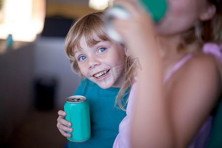 家庭避震摄影照片_在车库里喝汽水的儿童