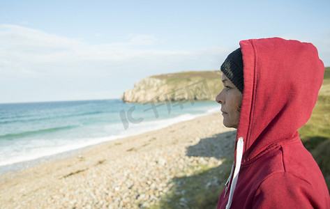 法国布列塔尼滨海卡马雷特成熟女子凝视海景的特写