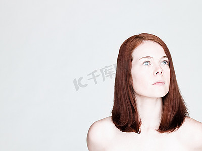 人体白色摄影照片_红头发的女人