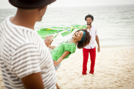 人们在海滩上跳舞巴西里约热内卢
