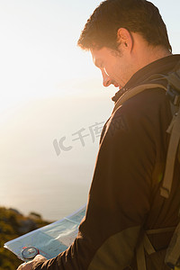旅程地图摄影照片_徒步旅行者在户外阅读地图