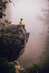 坐在岩石上看风景的年轻人美国加利福尼亚州沙弗湖附近