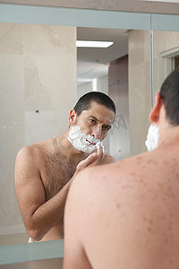 男士在浴室刮胡子