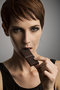 工作室里吃黑巧克力的女人的肖像