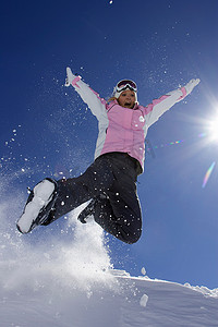 一名女子穿着滑雪靴在雪地里玩耍