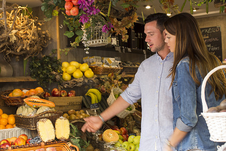 摊位摄影照片_一对夫妇在西班牙马略卡岛的帕尔马买水果