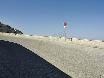 西班牙马略卡岛海岸边的公路
