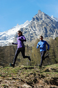 法国民族摄影照片_法国夏莫尼克斯一对中年夫妇在跑步