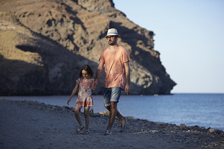水摄影照片_西班牙加泰罗尼亚科斯塔布拉瓦一对父女在海边散步