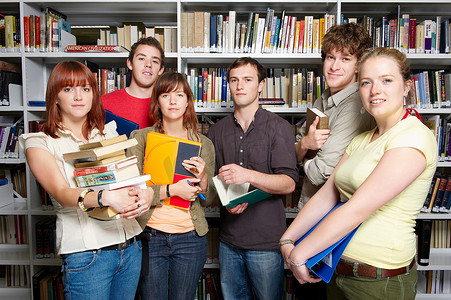 图书馆里的一群年轻人