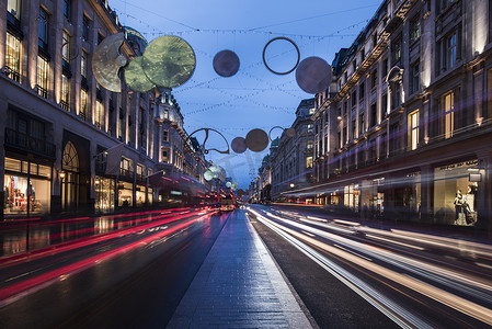 长期主义摄影照片_黄昏时分英国伦敦摄政街上的圣诞彩灯和车流