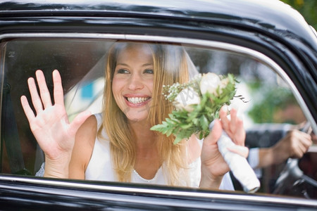 婚纱摄影照片_新娘在车里