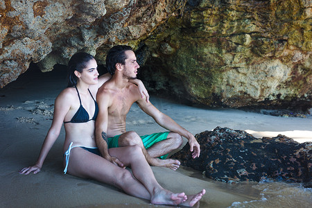 中苏友谊塔摄影照片_巴西塞拉塔巴年轻夫妇从海滩洞穴向外眺望