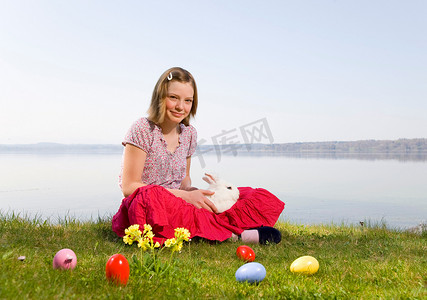 中国传统感摄影照片_有兔子和复活节彩蛋的女孩