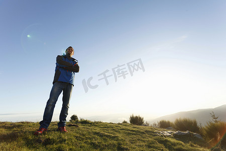 徒步旅行者在山顶上欣赏风景蒙塞尼巴塞罗那西班牙加泰罗尼亚