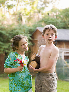 三个小男孩摄影照片_小男孩和小女孩在花园里安顿下来