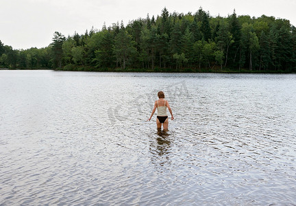 站在湖中的女人