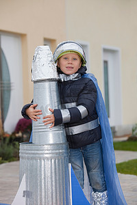 火箭般的摄影照片_带着自制火箭的男孩