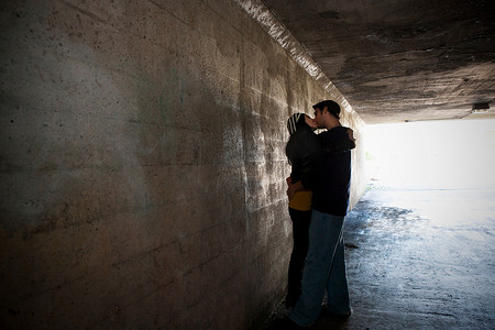 部队保密摄影照片_情侣在隧道里接吻