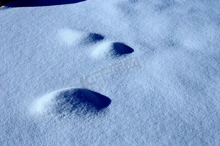 雪摄影照片_雪中的脚印