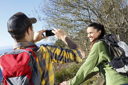 一加手机摄影照片_徒步旅行者在拍照背景是山脉蒙塞尼巴塞罗那西班牙加泰罗尼亚